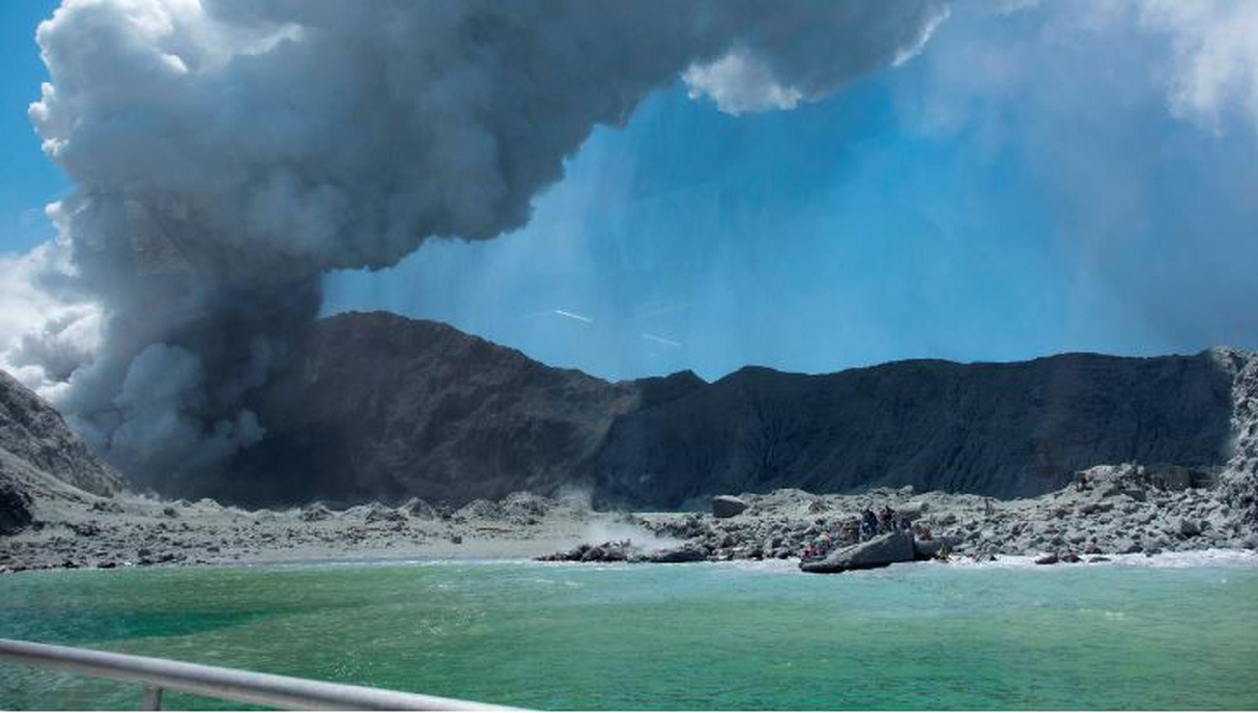 Además de ser un importante atractivo turístico para los 20 mil residentes, el volcán de la isla White, en Nueva Zelanda,  tiene un significado casi místico y sus fumarolas constantes son parte del paisaje. (Archivo)
