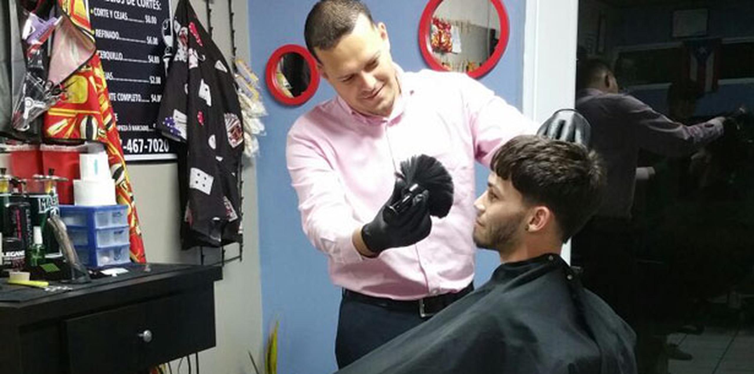 Alexis Padilla, quien hoy es barbero, abandonó la escuela para ayudar a su familia a lograr su sostén diario. Más tarde completaría su cuarto año y realizaría sus estudios en barbería. (Suministrada)