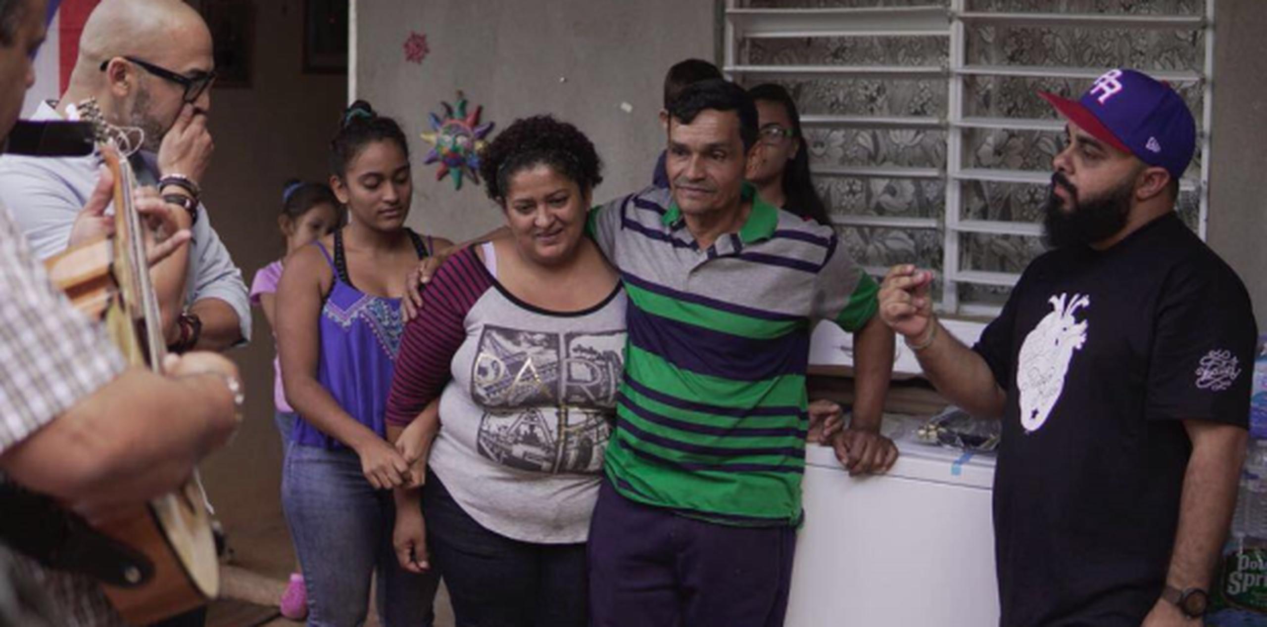 Prodigio Claudio y Julio César Sanabria llegaron hasta el hogar de Edison Rivera y su esposa, al centro, para participar de la iniciativa de Maed Torres, de Ruteando mi Isla. (Suministrada)