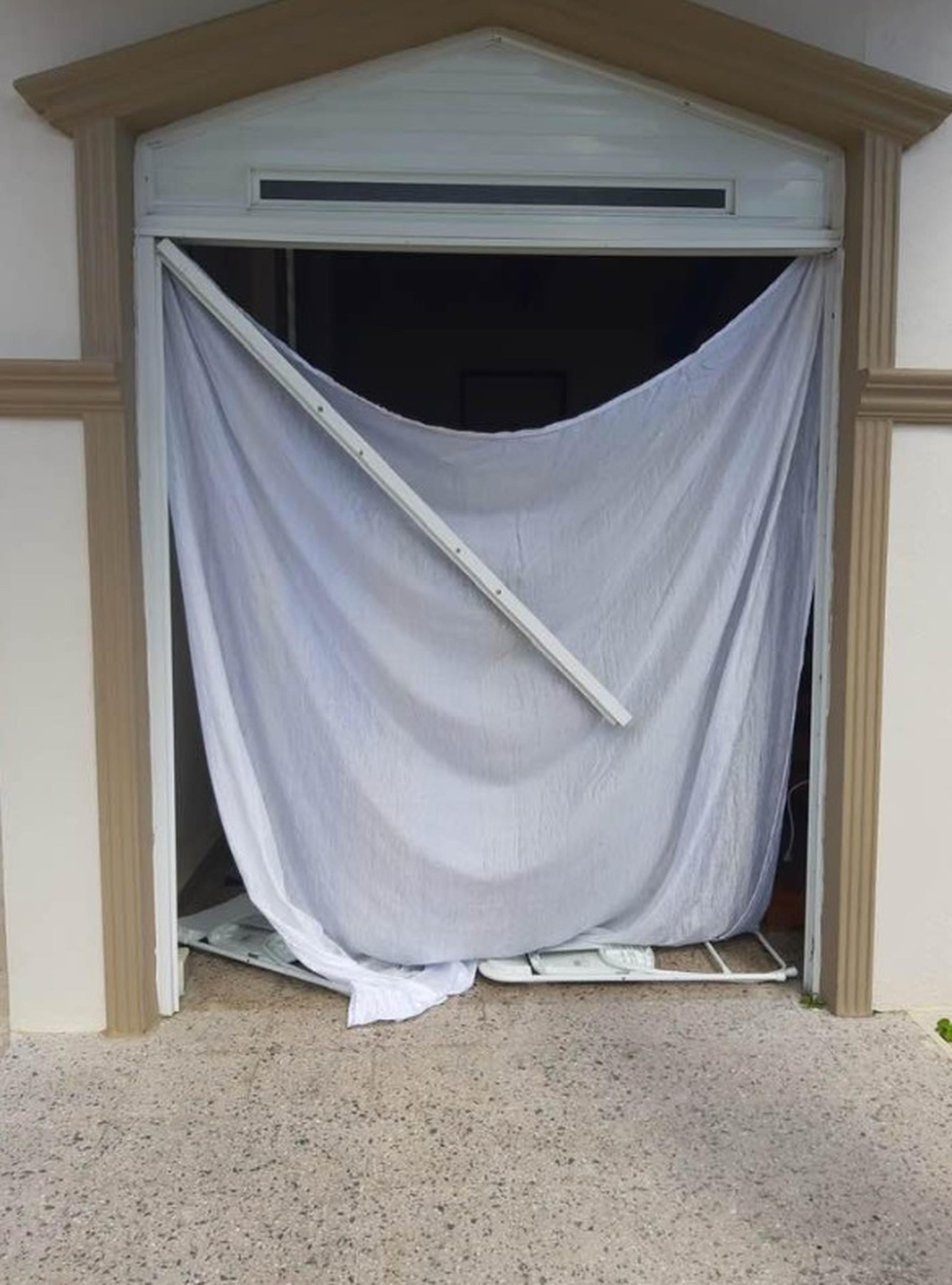 Los delincuentes dejaron una cortina en la entrada y se llevaron -entre otras cosas- la puerta, valorada en $2,000.