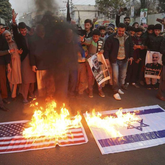 Musulmanes chiítas paquistaníes quemaron representaciones de banderas estadounidenses e israelíes tras el ataque. (AP / K.M. Chaudary)