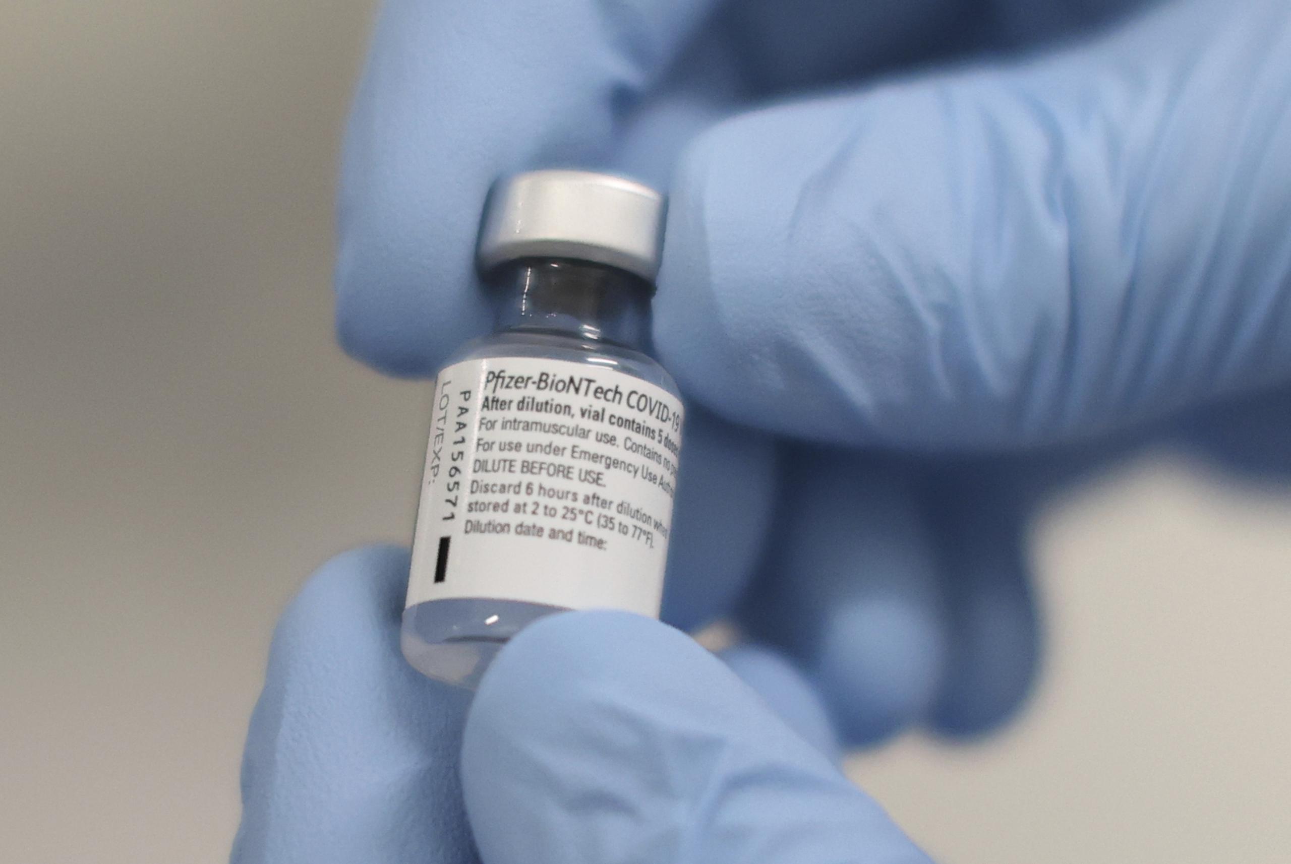 Una dosis de la vacuna Pfizer-BioNTech contra el COVID-19 en el Royal Victoria Hospital, Belfast, 8 de diciembre de 2020.