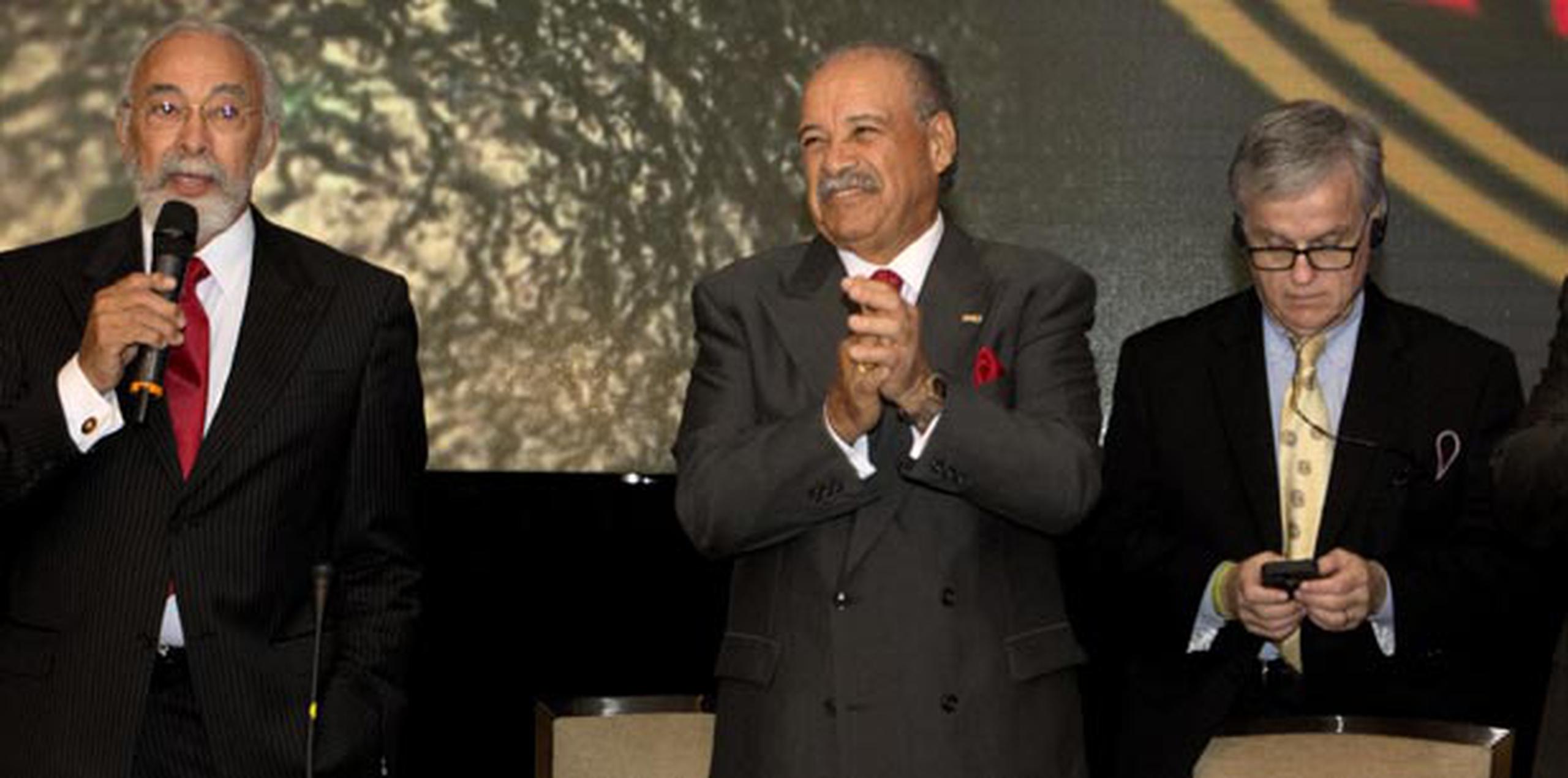 Francisco “Paco” Valcárcel (en el centro) expresó estar "muy contento" por la elección.  (Suministrada)