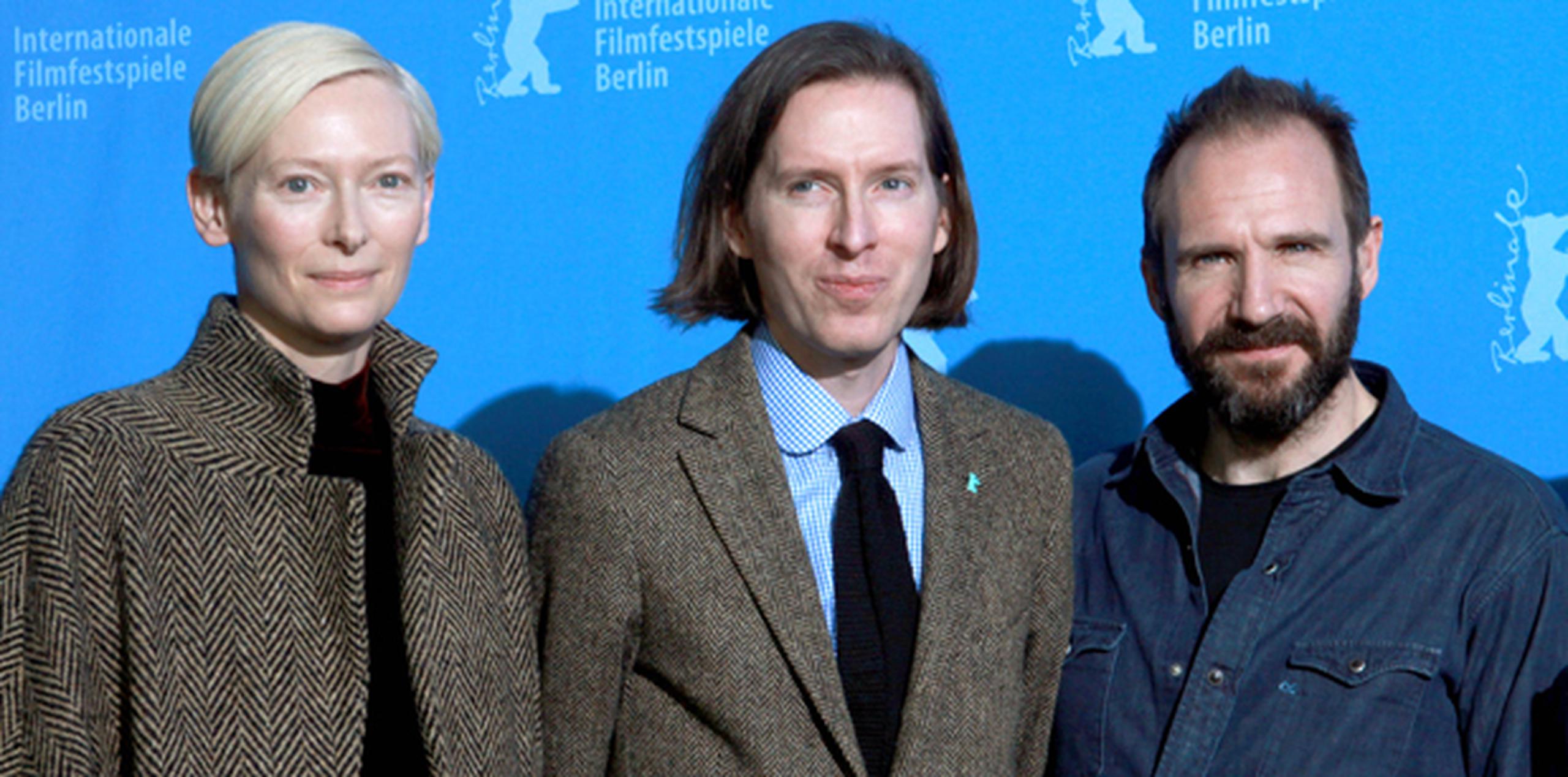 El director estadounidense Wes Anderson es flanqueado por los actores Tilda Swinton y Ralph Fiennes durante la conferencia de prensa en el Festival de Berlín donde su filme "The Grand Budapest Hotel" fue la película de apertura. (AP)