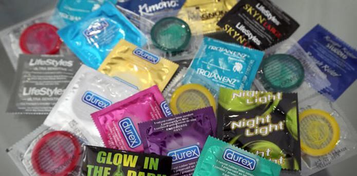 Se deben usar condones de manera constante y correcta y realizarse una vez al año las pruebas médicas para detectar ETS.(Archivo)