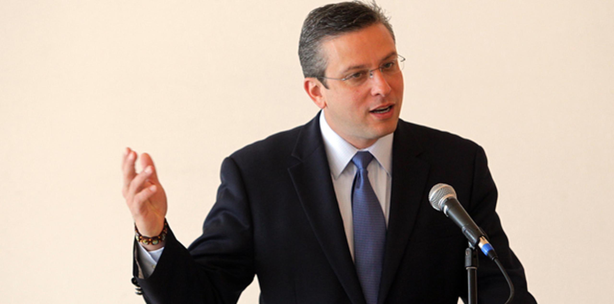 Durante sus expresiones, el gobernador dijo que en Puerto Rico hay empresas que han enfrentado la crisis económica. (Archivo)