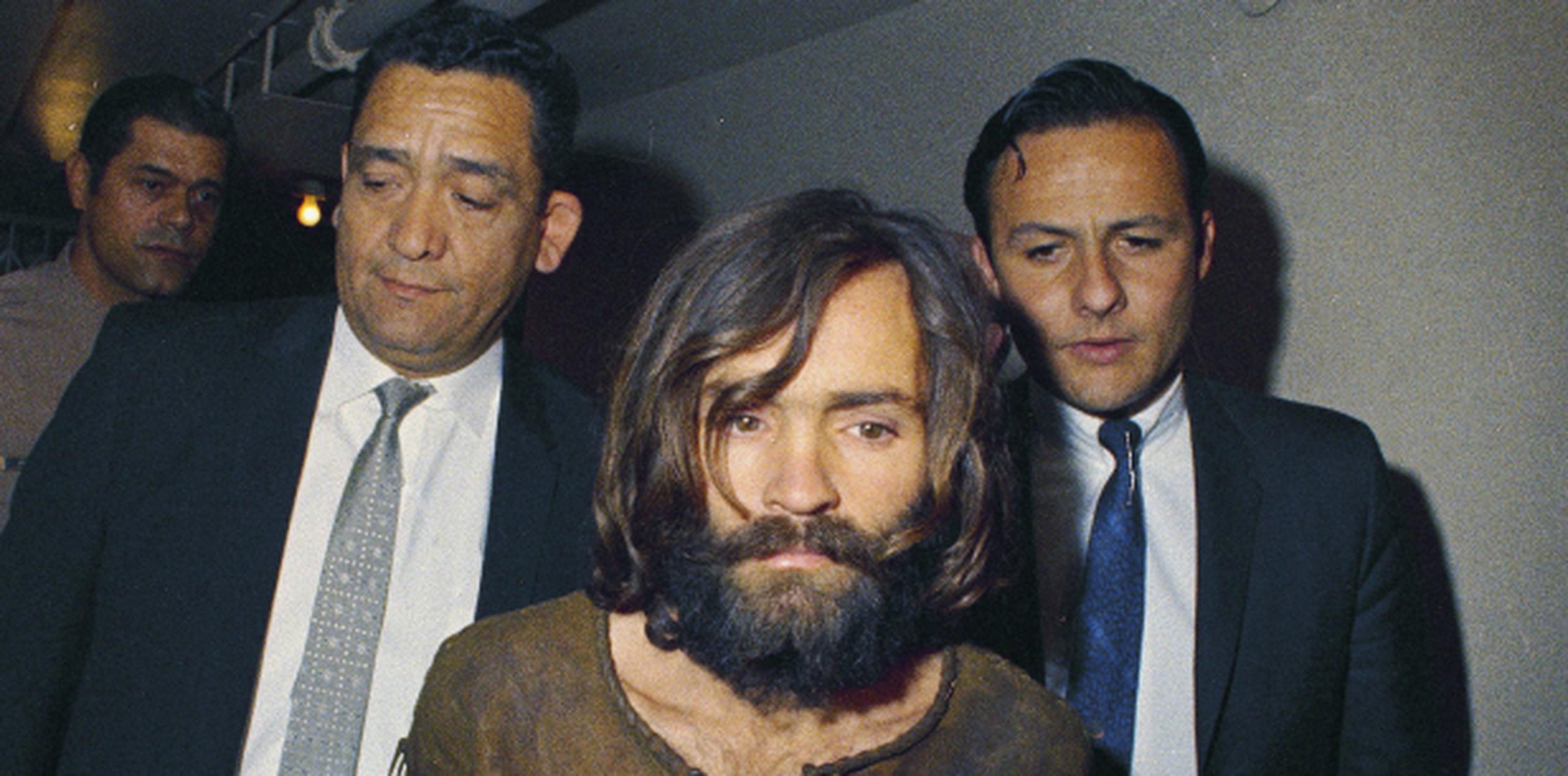 Manson escoltado por oficiales de seguridad tras su arresto en 1969. (AP)