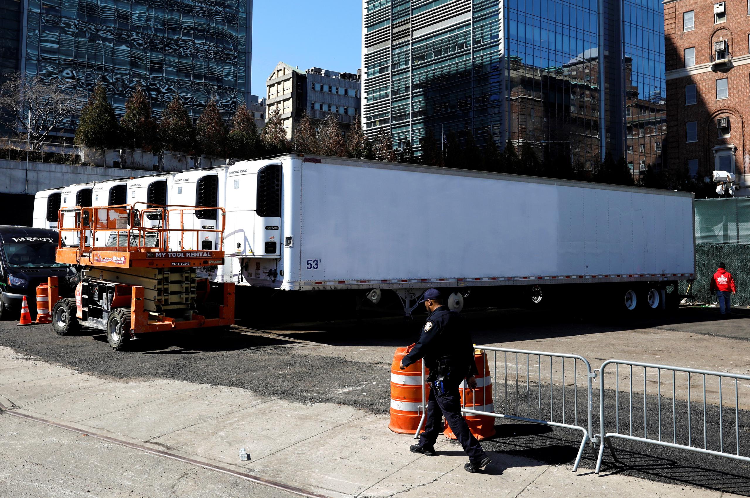 Camiones de refrigeración fueron colocados afuera del hospital de Bellevue en Nueva York para enfrentar un aumento anticipado de muertes por coronavirus.