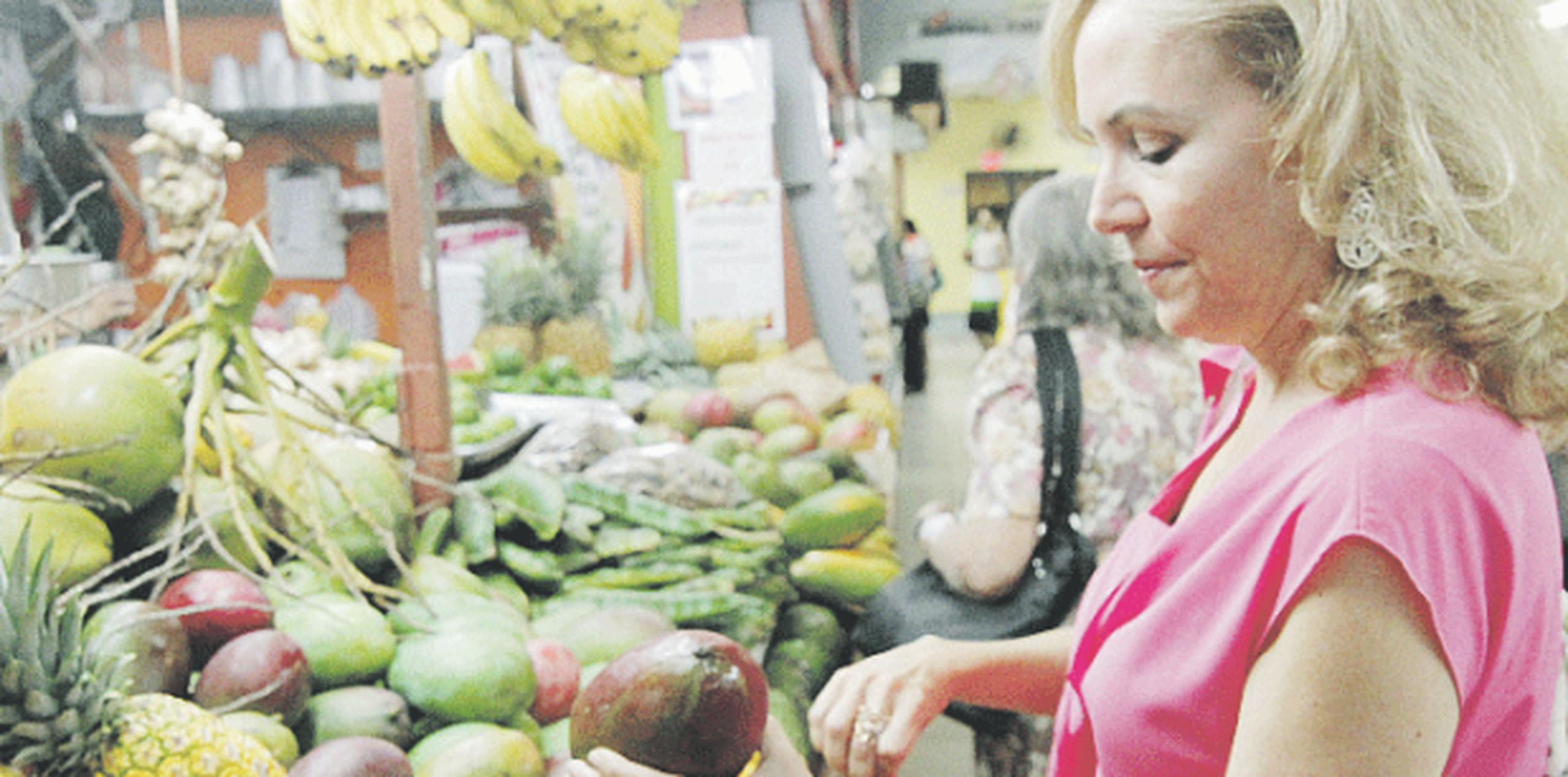 Vannessa Rodríguez se lleva para San Juan el mangó Mayagüezano. (Para Suroeste / Gerardo Castillo)
