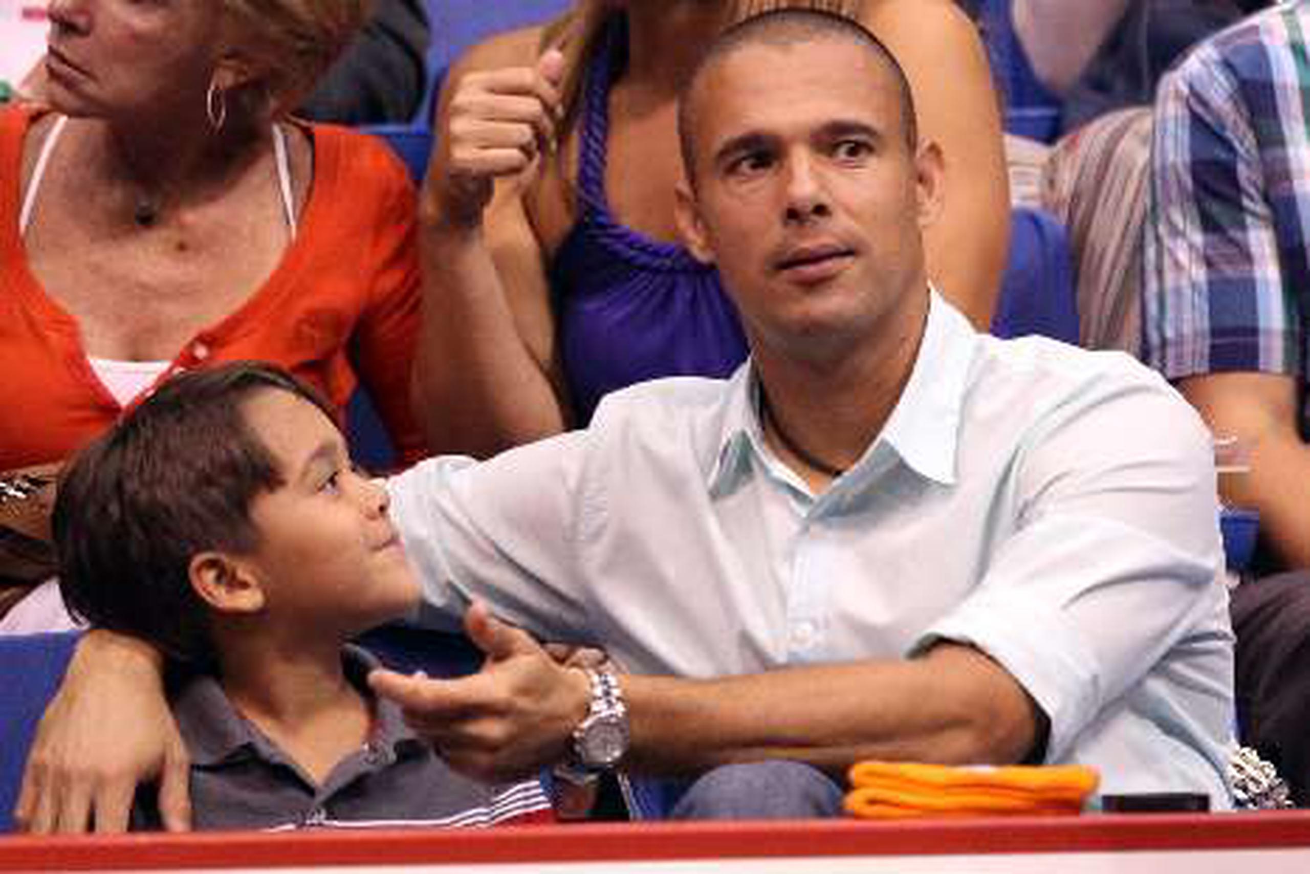 Tiempo para la familia El lanzador,   Javier Vázquez, disfrutó junto a su  hijo la jornada del lunes del   Puerto Rico Tennis Cup.&nbsp;<font color="yellow">(Primera Hora / Juan Luis Martínez Pérez)</font>