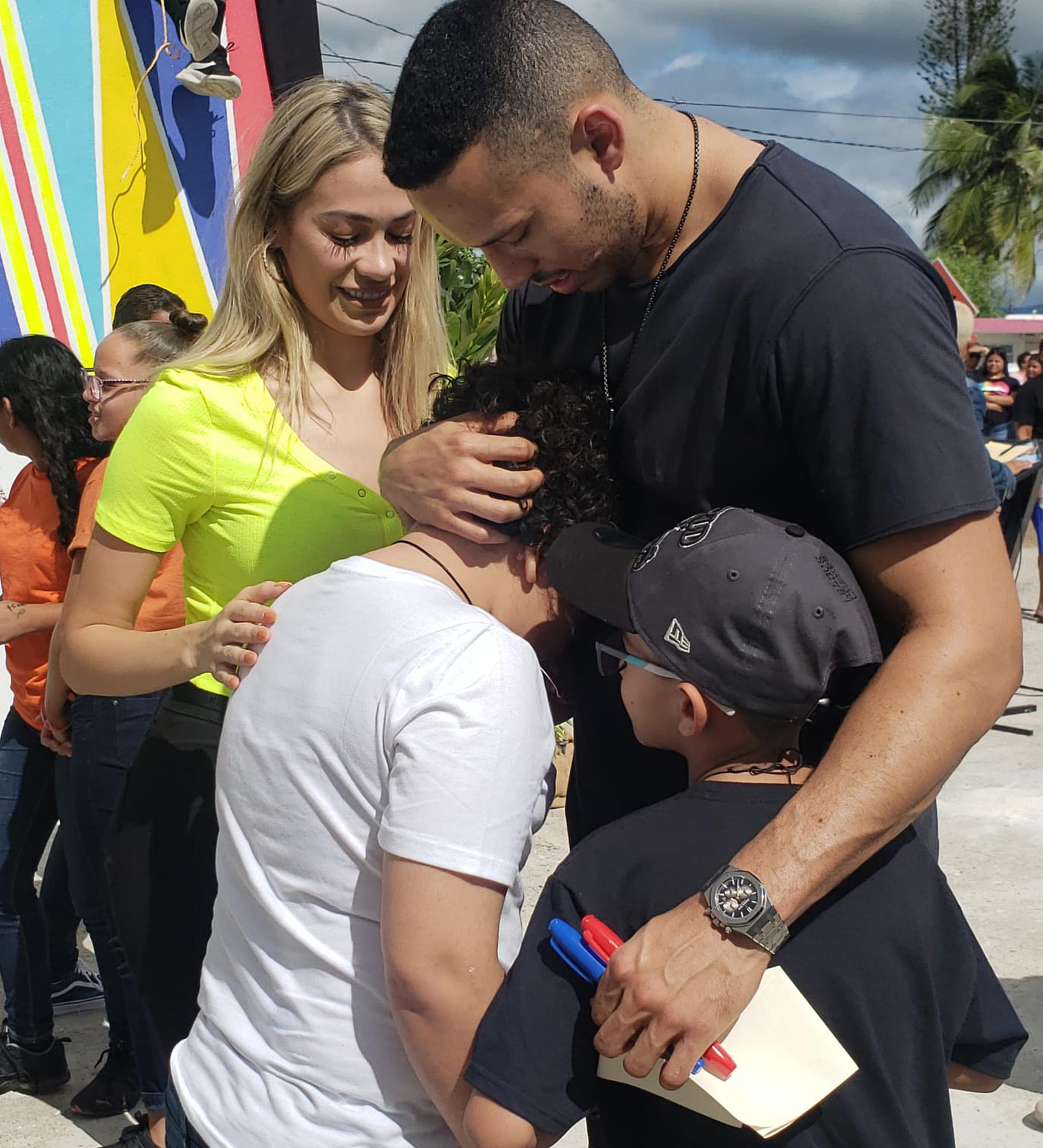 Carlos Correa y su esposa Danielle han sido muy proactivos para darle una mano a las comunidades de Puerto Rico.