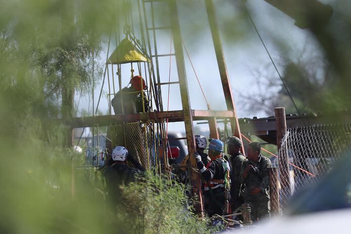 Mineros y personal de emergencias trabajan en la zona donde se encuentran 10 mineros atrapados, hoy en el municipio de Sabinas en Coahuila, México. (EFE/Antonio Ojeda)