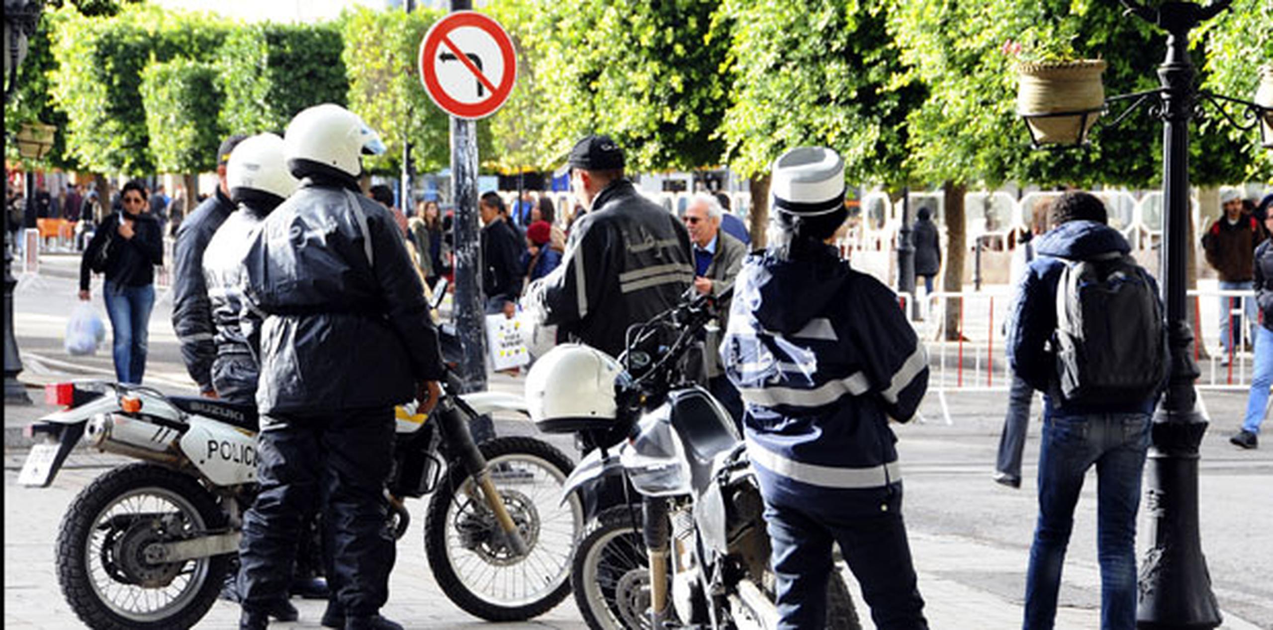 Ayer, la Policía tunecina detuvo a tres hombres a los que acusó de intentar penetrar de forma ilegal en el país desde de la vecina Libia para perpetrar un atentado "en los próximos días", informó el ministerio de Interior. (AP/Hassene Dridi)
