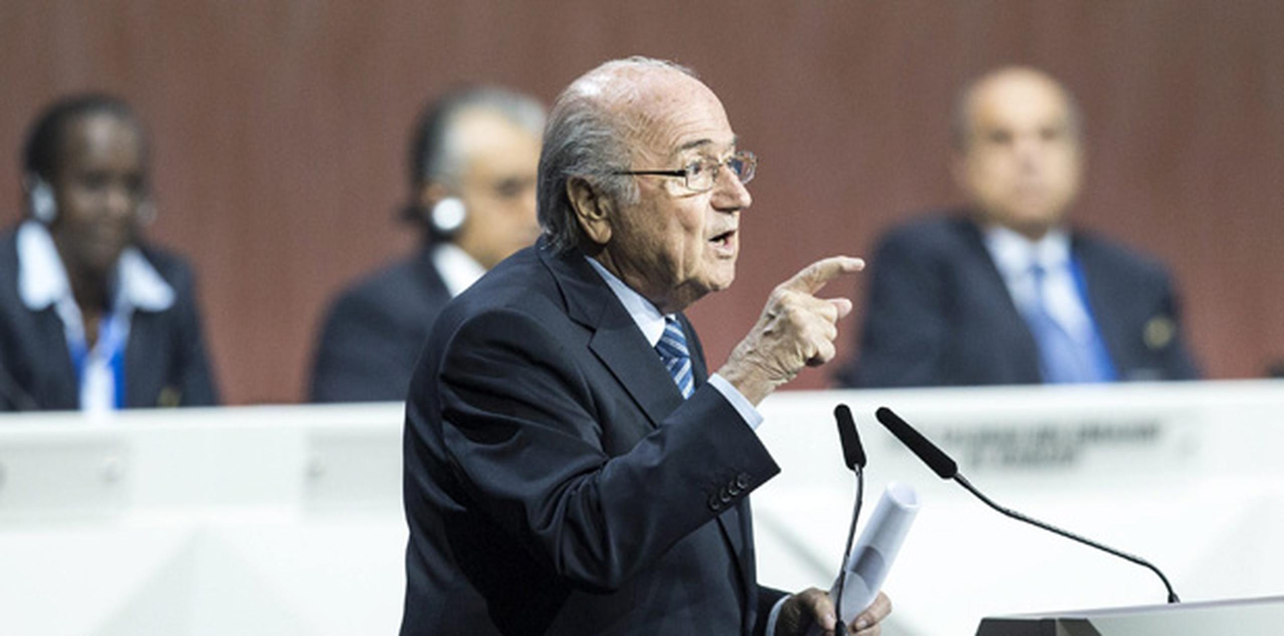 El liderazgo de Blatter está siendo cuestionado tras el escándalo de corrupción que se ha desatado en la organización. (EFE)