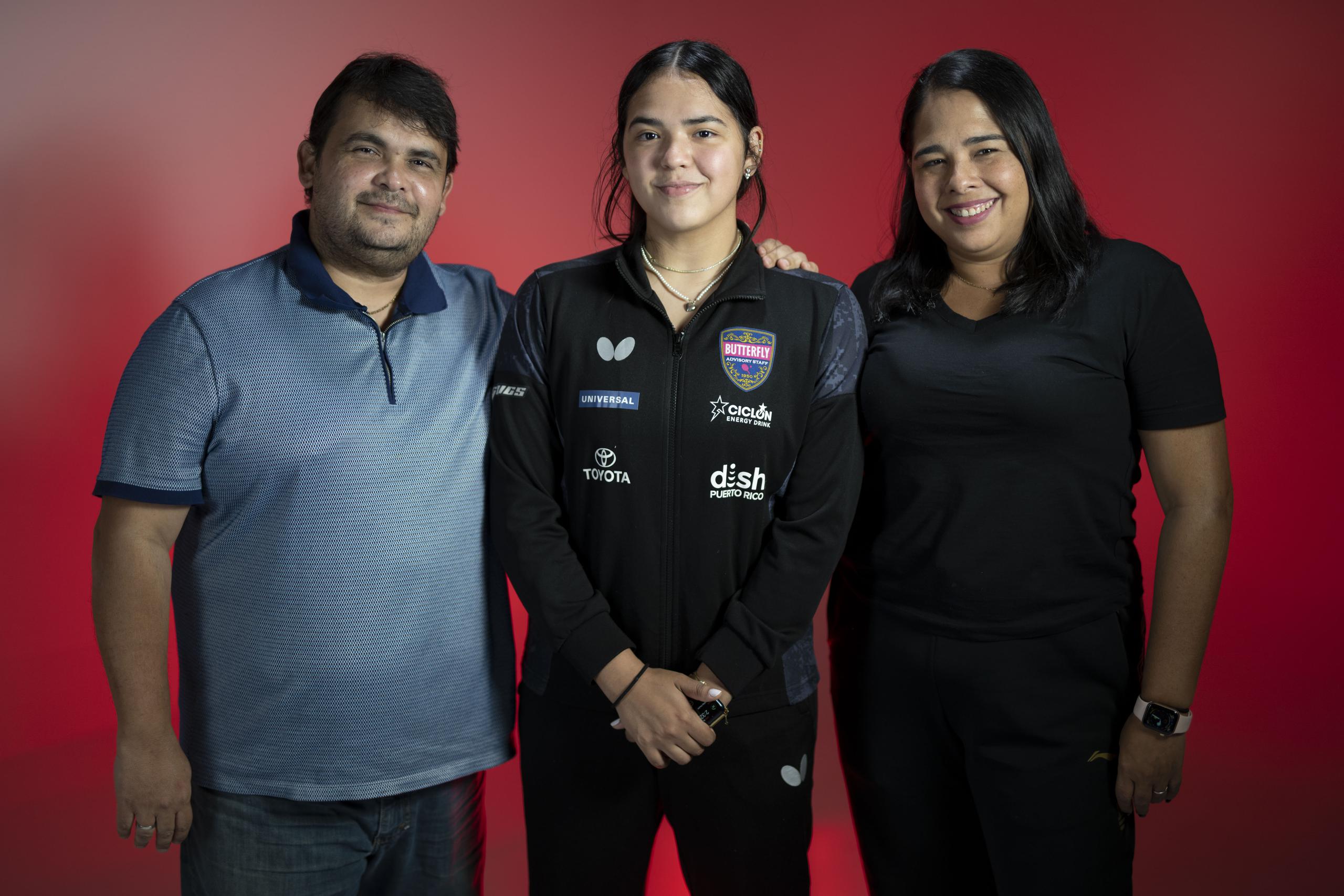 El padre y entrenador Bladimir Díaz se queda  por primera vez en casa mientras Adriana viaja. Y la madre Marangely González viaja por primera vez con su hija atleta.