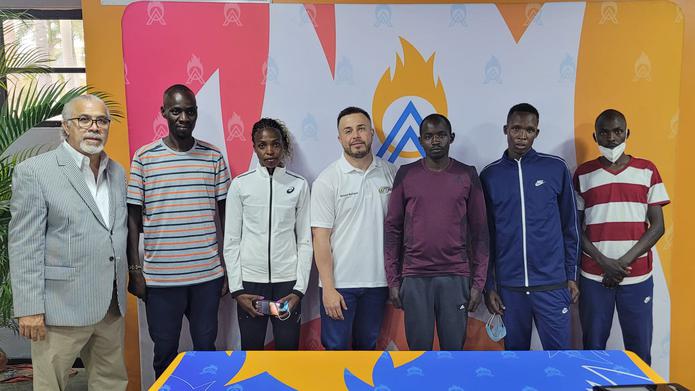 Cuatro de los seis africanos que competirán en Coamo comparte en el Albergue Olímpico de Salinas junto al narrador Raúl Cintrón - izquierda- y el director ejecutivo de San Blas, Antonio Rodríguez Colón -al centro.
