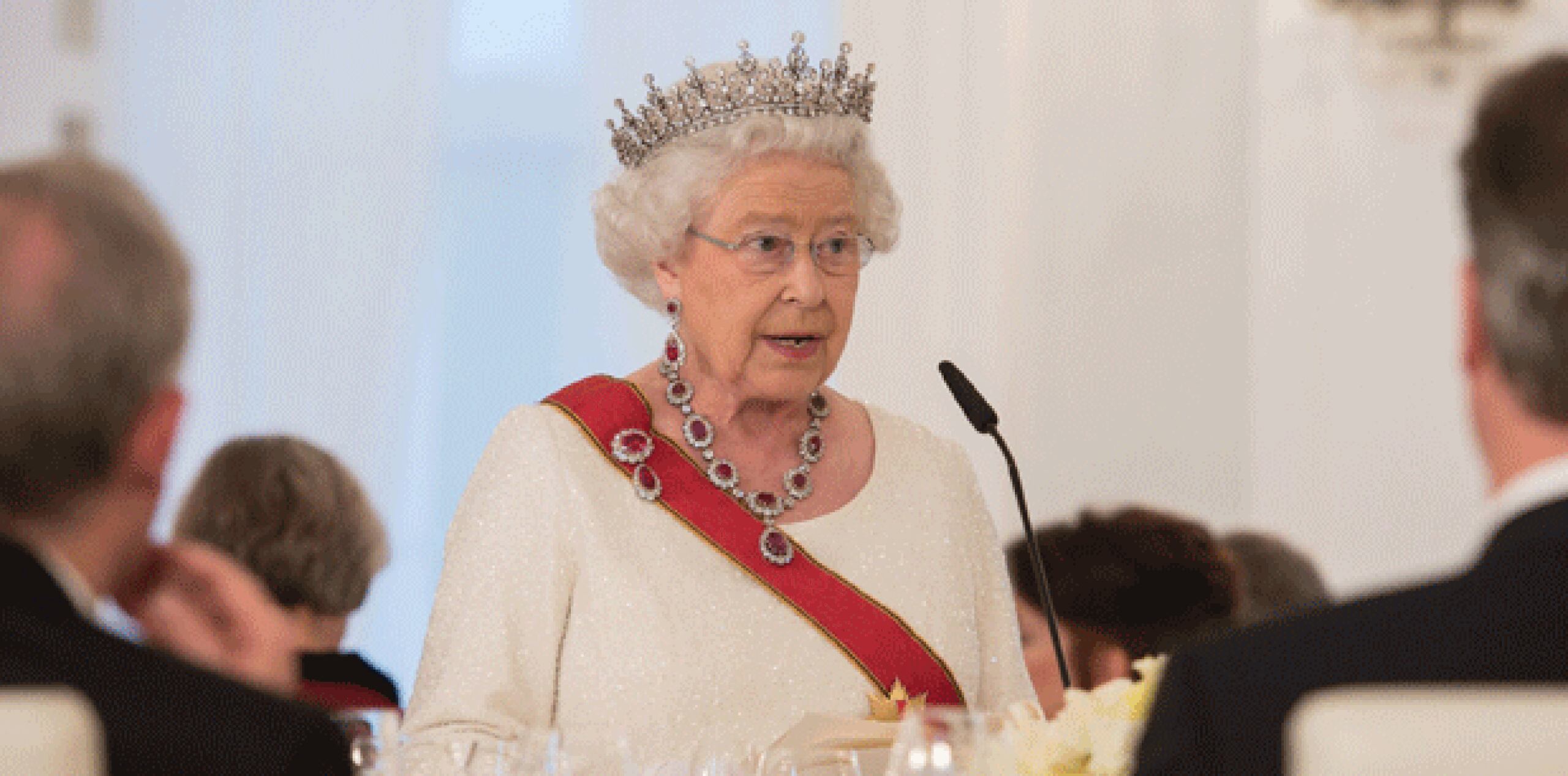 "Sabemos que la división en Europa es peligrosa y que debemos evitarla, tanto en el oeste como en el este de nuestro continente", manifestó la reina durante la cena de gala ofrecida en su honor en Berlín, con motivo de su quinta visita de Estado a Alemania. (EFE)