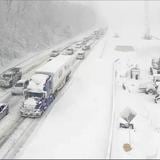 “Nunca he visto algo así”: Cientos de autos pasan horas atrapados por nieve en Virginia
