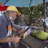 “Remache” se las busca con su simpatía al vender cocos