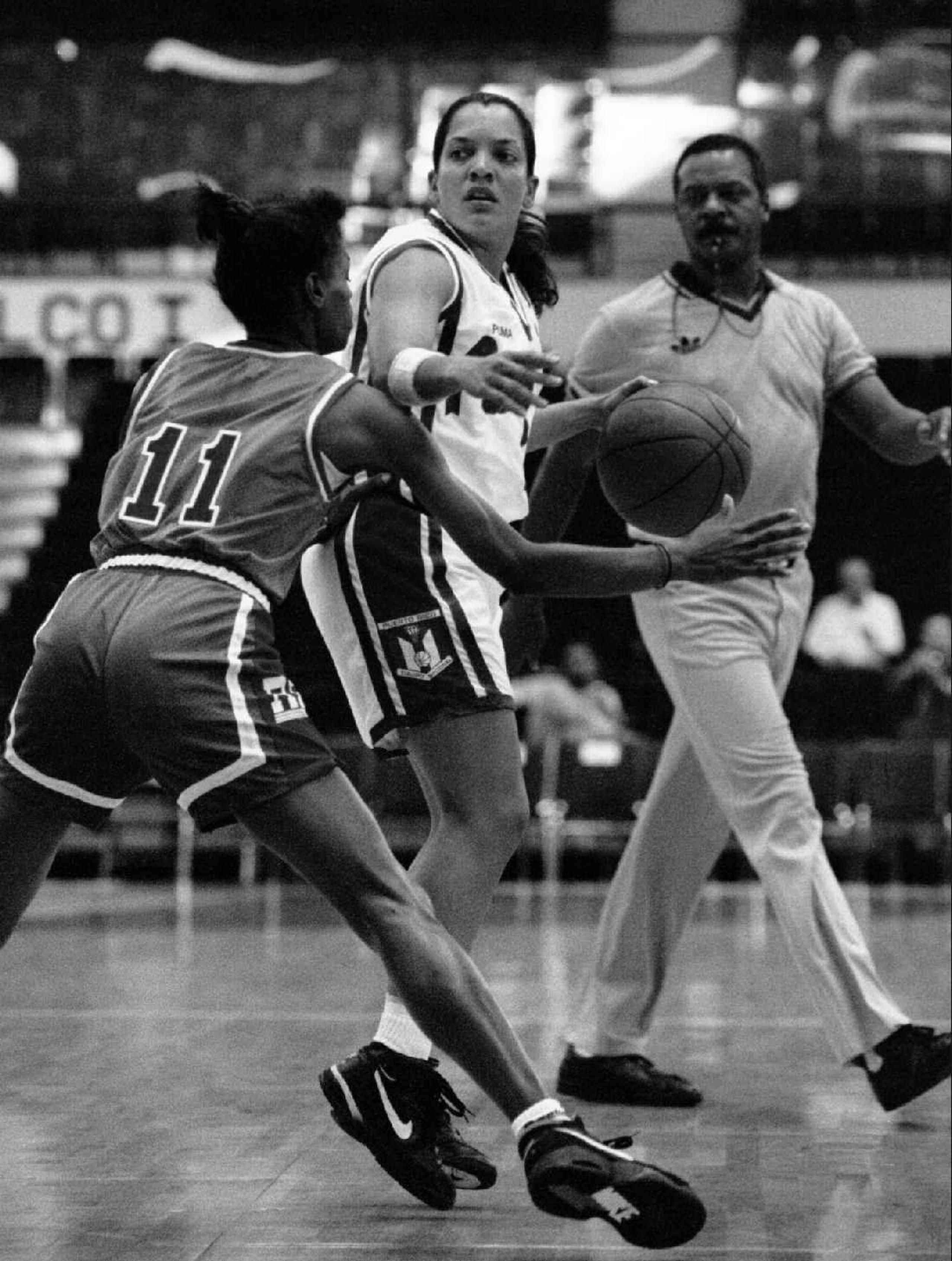 Abajo, María ‘Cusa’ Rivera, con el balón, durante un partido del Centrobasket celebrado en Ponce en 1993. (Archivo / GFR Media)