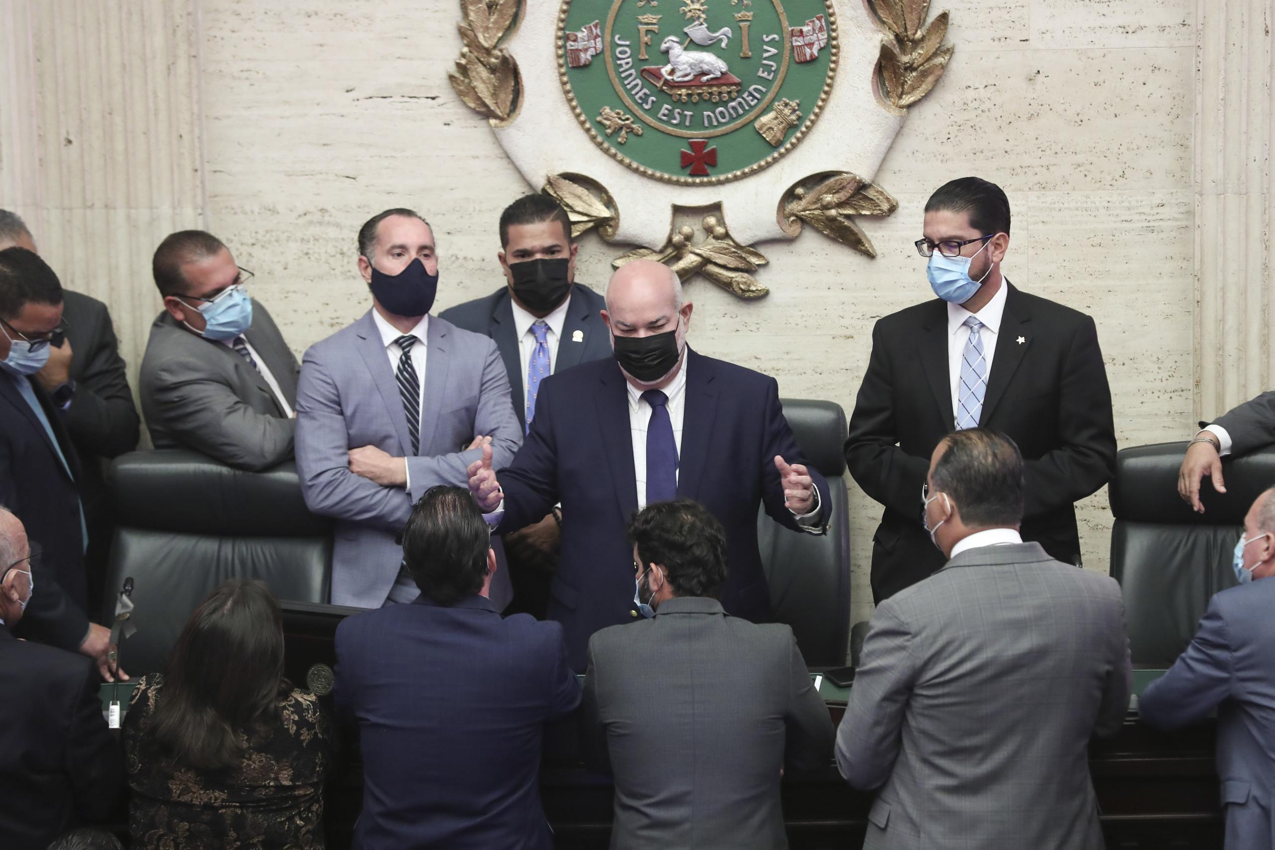 Al centro se observa al presidente de la Cámara, Carlos "Johnny" Méndez, rodeado de los representantes del PNP en el momento en que decidieron no evaluar la medida legislativa.