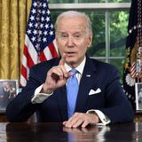 Fox News transmite titular que llama a Biden “aspirante a dictador”