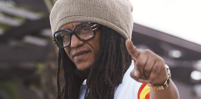 Involucrado Tego Calderón en un accidente de auto - Primera Hora