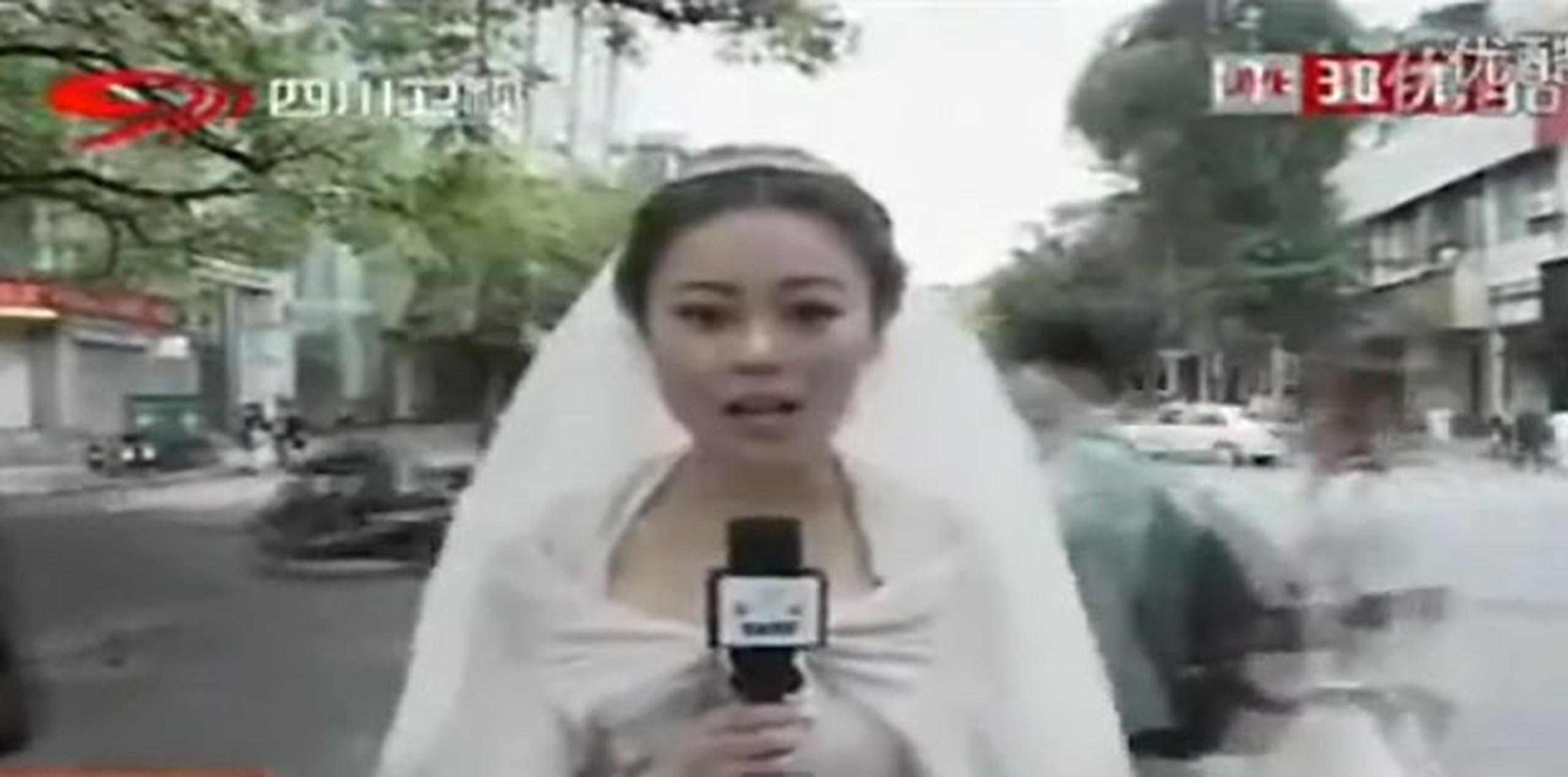 Ying, quien labora para una estación de televisión de la localidad de Ya’an, apareció ante cámaras con el vestido con el que se iba a casar y comenzó a entrevistar a los ciudadanos. (YouTube)