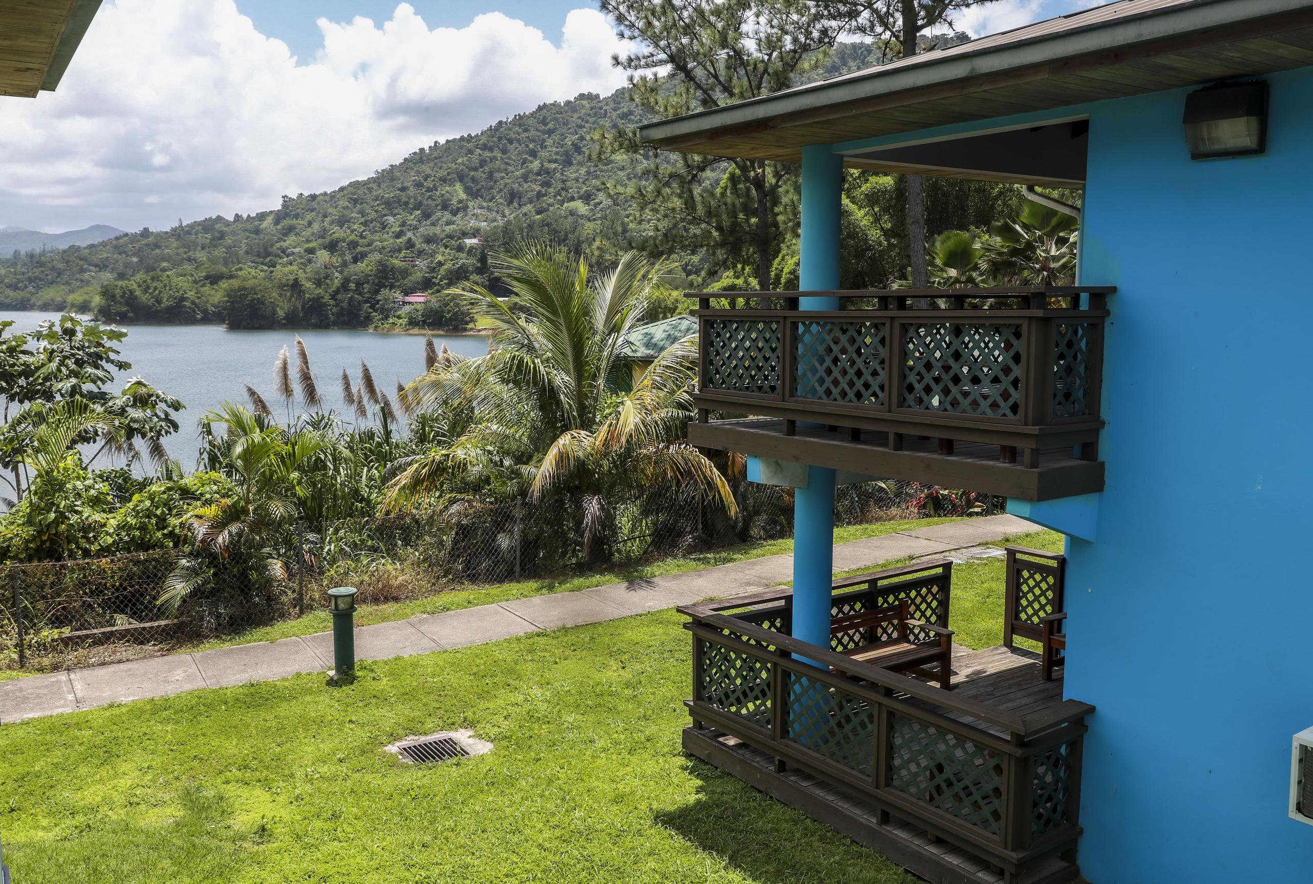Las villas tienen unas impresionantes vistas hacia el lago Caonillas y al entorno natural que las rodea.