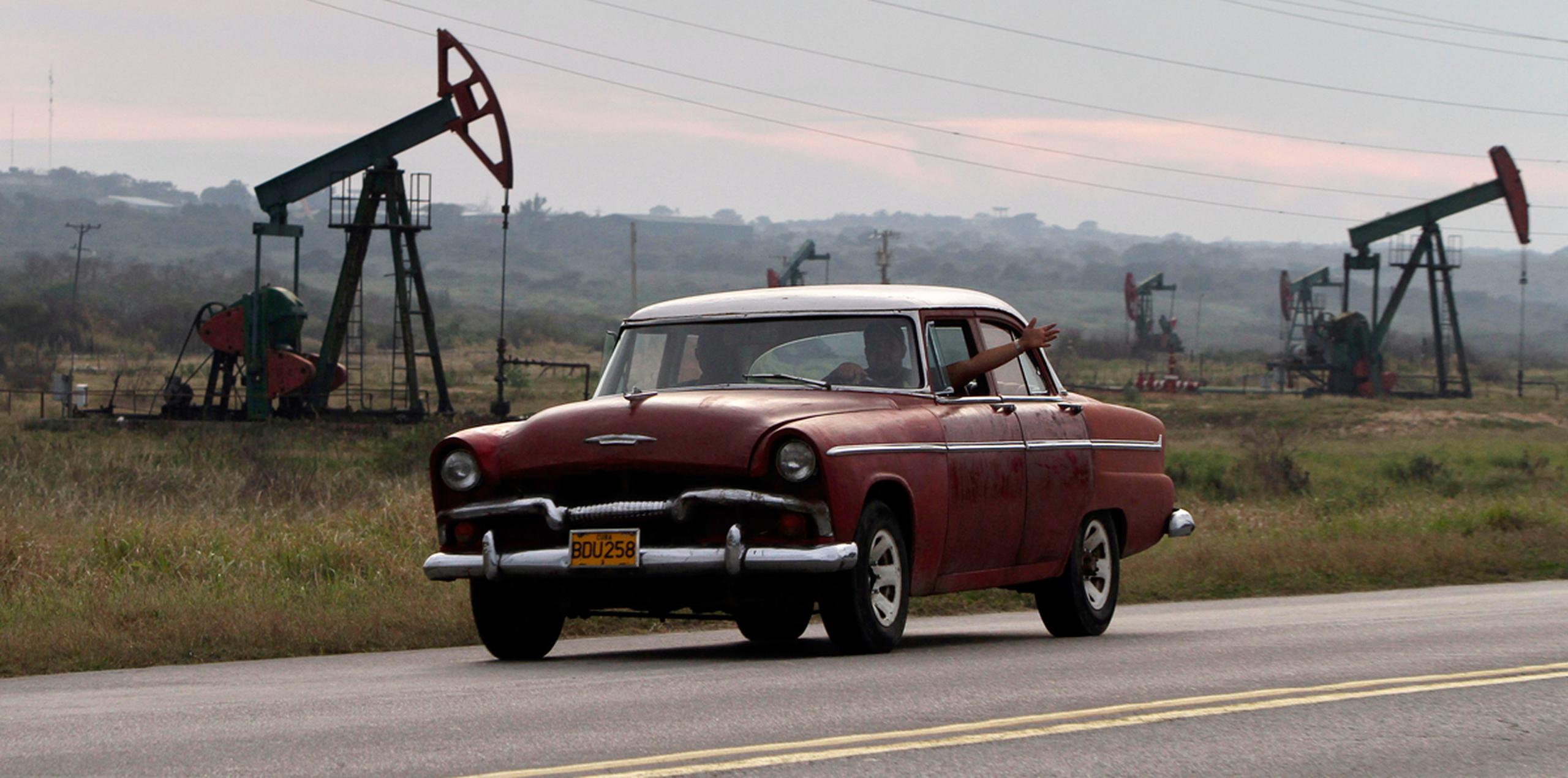 La gasolina especial es completamente importada, mientras que la regular se mantiene a través de una pequeña pero constante producción petrolera local en las costas de la región centro-norte de Cuba, que da al Golfo de México. (AP)