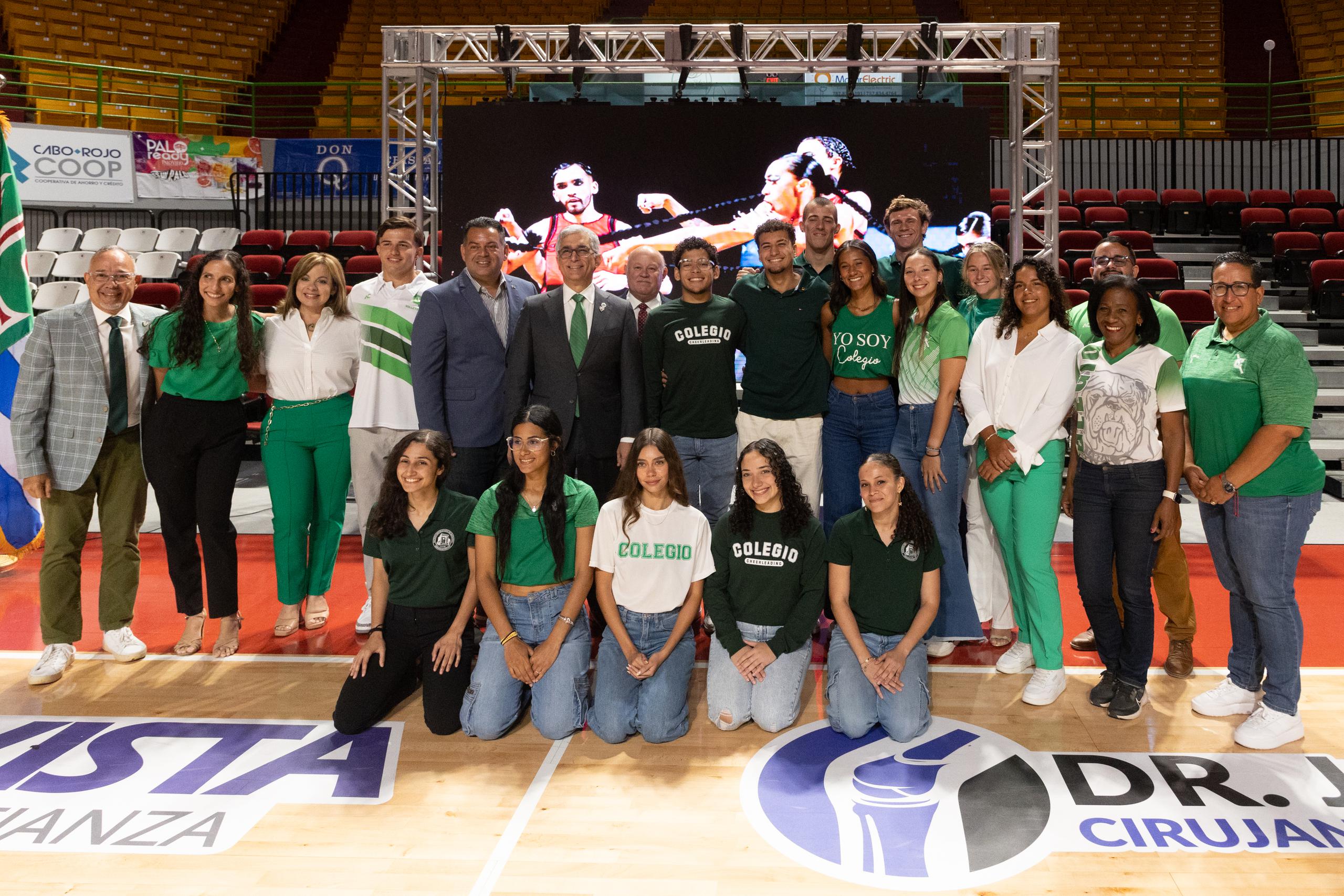 Un grupo de estudiantes atletas del Colegio de la Universidad de Puerto Rico estuvo presente en la conferencia de prensa del evento hoy.