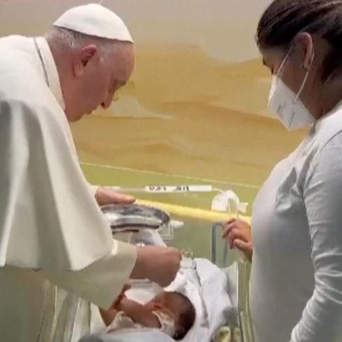 Papa Francisco toma por sorpresa al mundo al bautizar a bebé durante su hospitalización