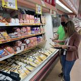 DACO multa a supermercados por vender productos expirados