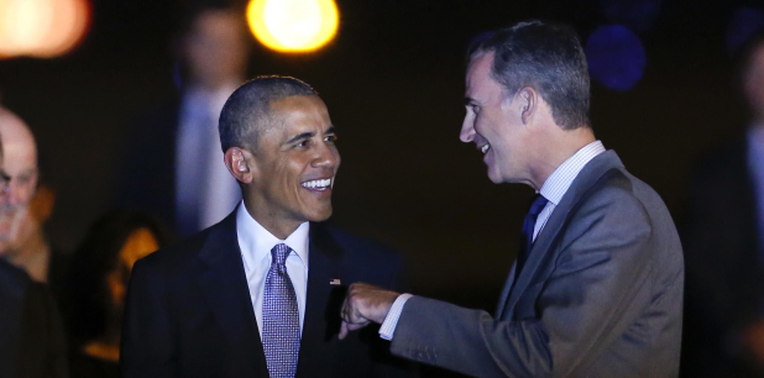 Además de la sonrisa del Rey Felipe, Obama se llevó de España un jamón, quizá como recuerdo de la caja de chocolates M&M'S que le obsequió al presidente español al visitarlo en Casa Blanca. (AP)