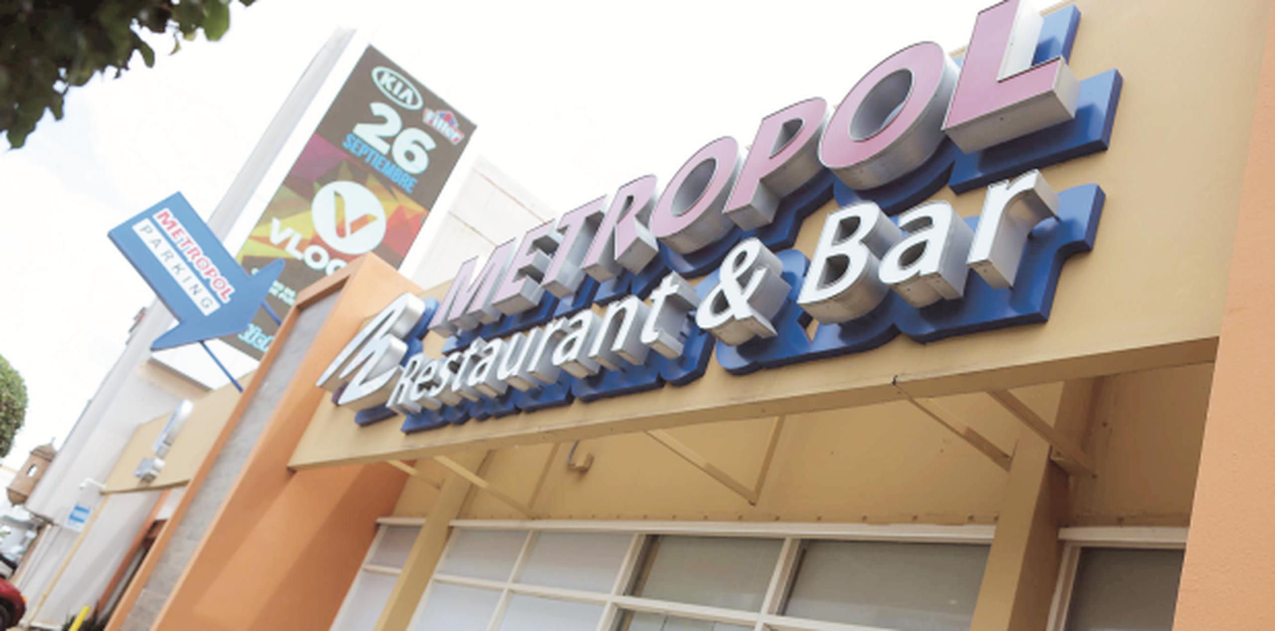 El restaurante Metropol, en la avenida Isla Verde, está abriendo hasta las 4:00 p.m. (Archivo)