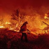 Temen que vientos aviven incendios forestales en California
