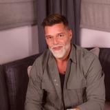 Ricky Martin pide a los legisladores votar a favor del proyecto que prohíbe las terapias de conversión