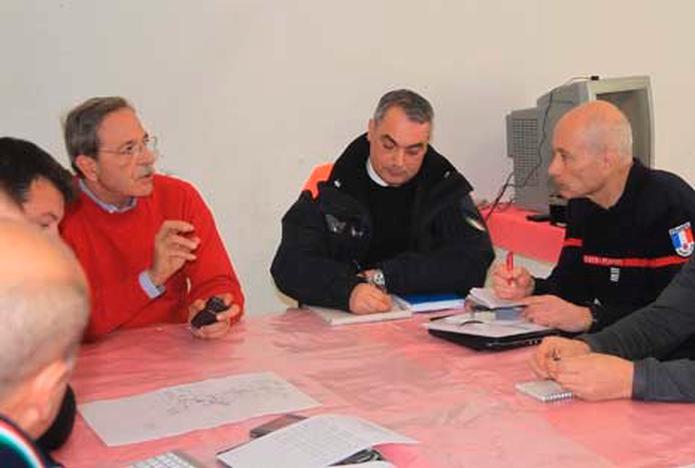 Miembros de la comisión encargada del rescate de víctimas del naufragio del Costa Concordia se reunieron en día de hoy. Buzos hallaron otras cuatro personas en la cubierta cuatro del crucero "Costa Concordia".(EFE)