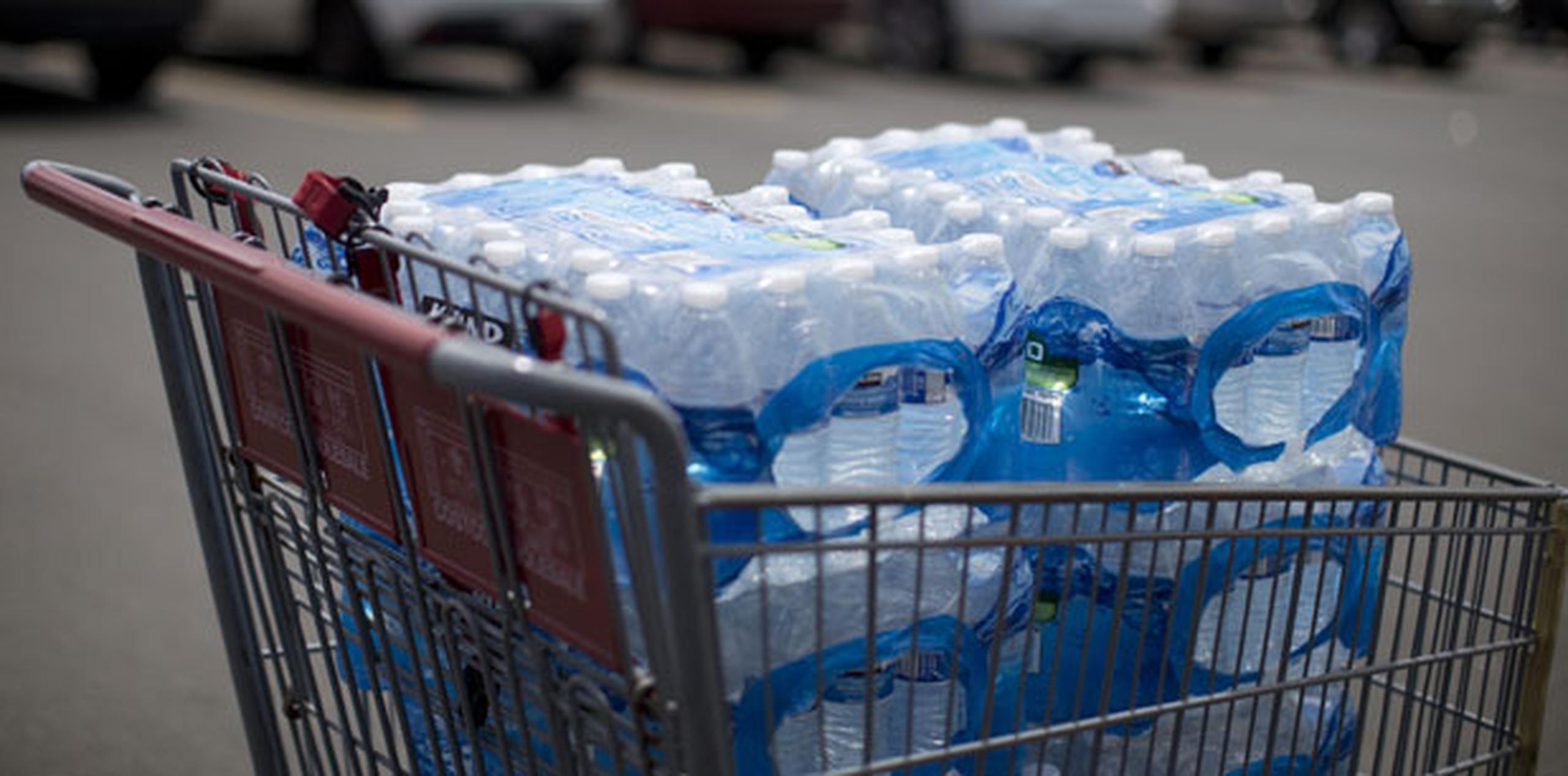En un recorrido de Primera Hora por el área de Bayamón, saltaba a la vista las botellas de agua en carritos de compra de los clientes. (Archivo)