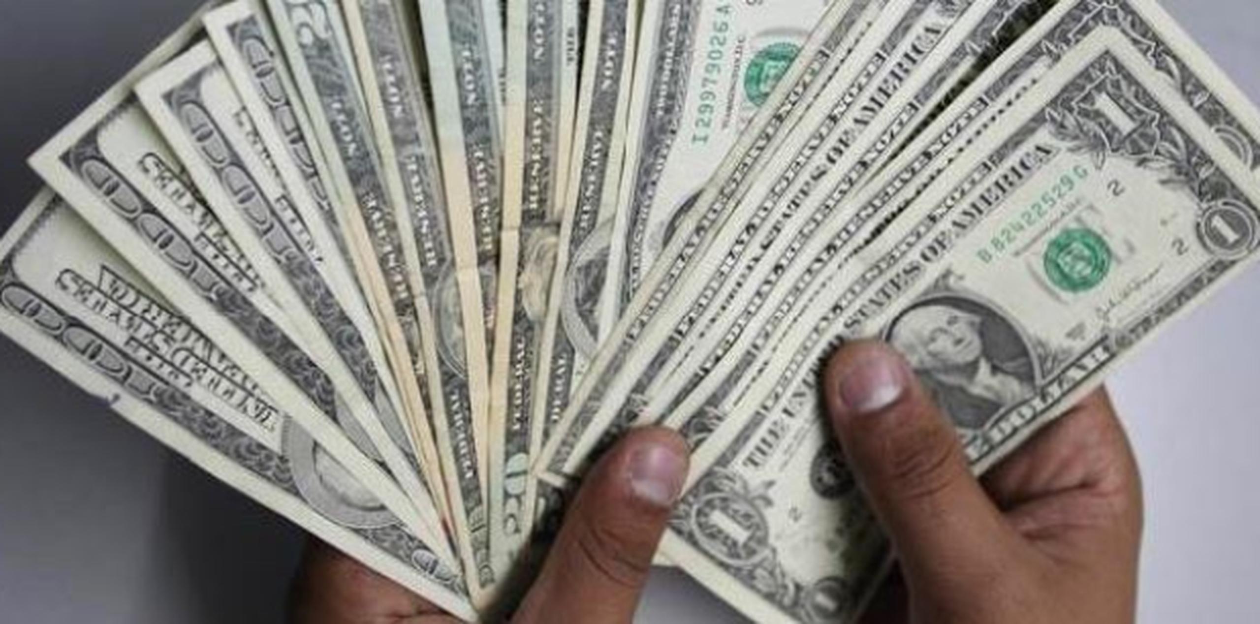 El Distrito de Columbia actualmente tiene un salario mínimo de 10.50 dólares que aumentará a 11.50 en julio bajo una ley firmada en 2014 por el predecesor de Bowser, Vincent Gray. (Archivo)