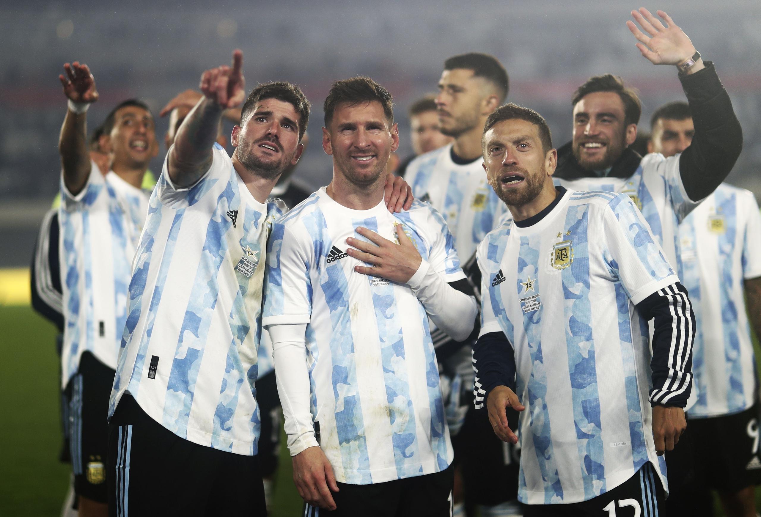 Lionel Messi (centro) y sus compañeros de la selección de Argentina festejan su victoria ante Bolivia en las eliminatorias de la Copa del Mundo, en un partido jugado en Buenos Aires el jueves 9 de septiembre de 2021. Sudamérica y Europa estrecharon sus lazos en un esfuerzo por resistir la propuesta de la FIFA de hacer que la Copa Mundial se juegue cada dos años.