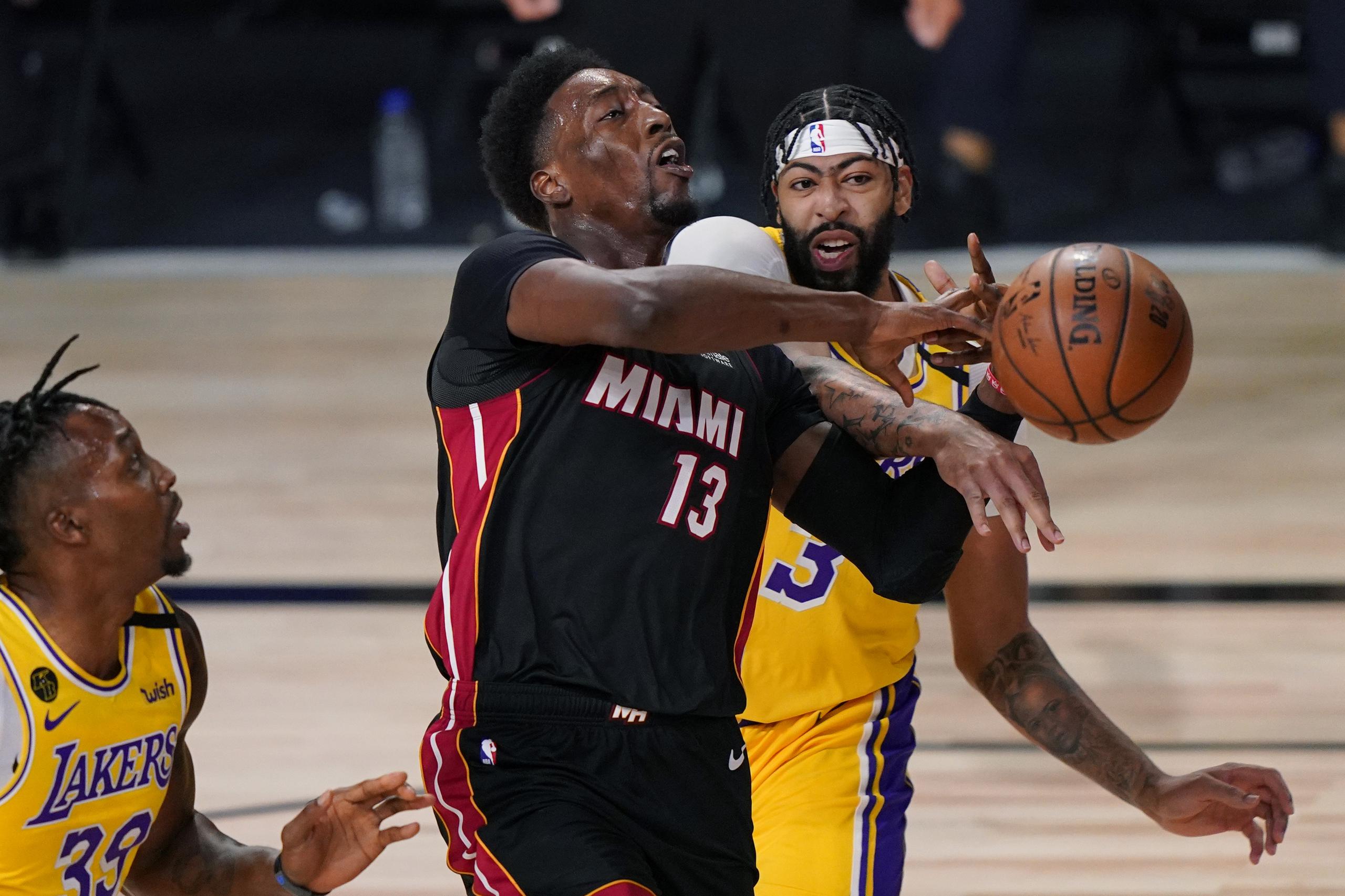 Bam Adebayo, del Heat, solo vio acción en 21 minutos del primer juego de las Finales de la NBA contra los Lakers.