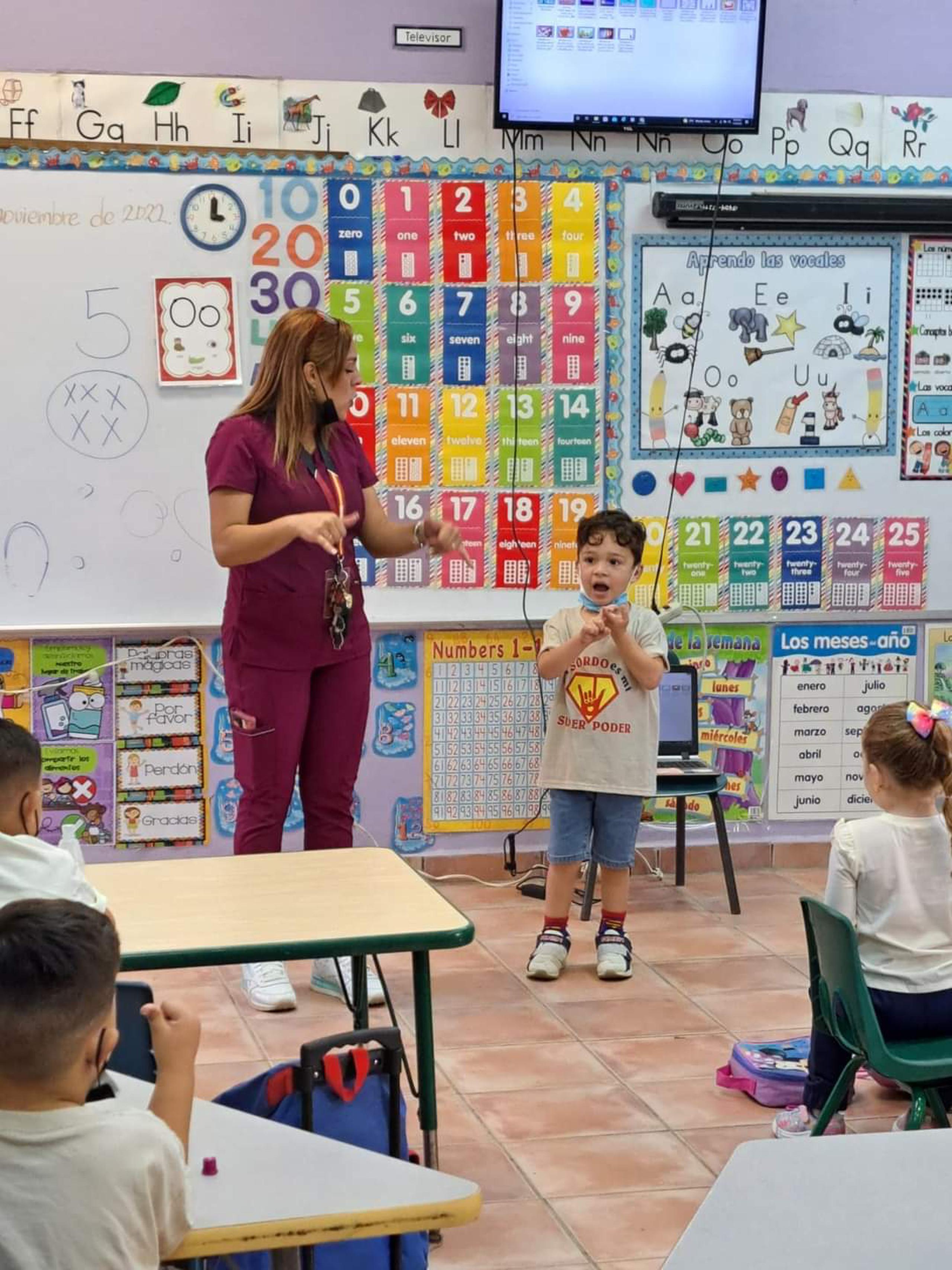 En compañía de su mamá, Myrna Echevarría Rosado, Johneil se transforma en un maestro cuando van a las escuelas a dar talleres y enseñar el abecedario en lenguaje de señas. 