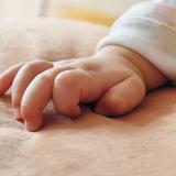 Investigan posible caso de maltrato o negligencia contra una bebé de 8 meses