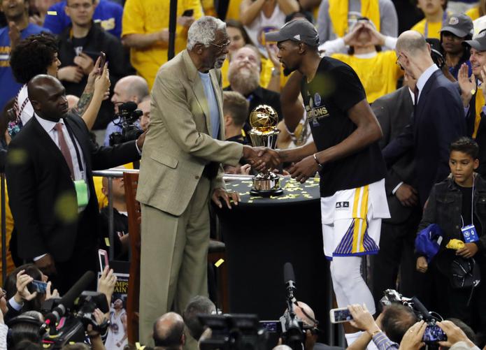 Bill Russell, a la izquierda entregándole el trofeo de campeón de la NBA a Kevin Durant en el 2018, falleció el domingo.