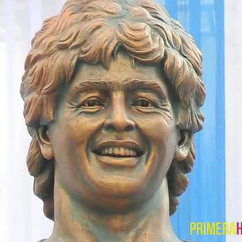 Se vacilan la estatua de Maradona