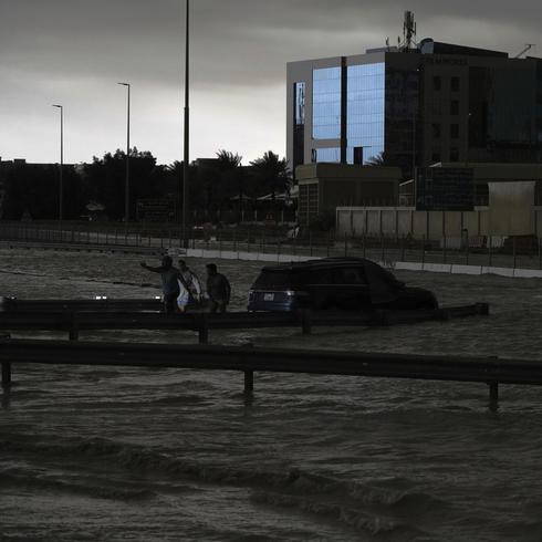 Inusuales lluvias en el desierto: Tormenta sin precedentes causa estragos en Dubái