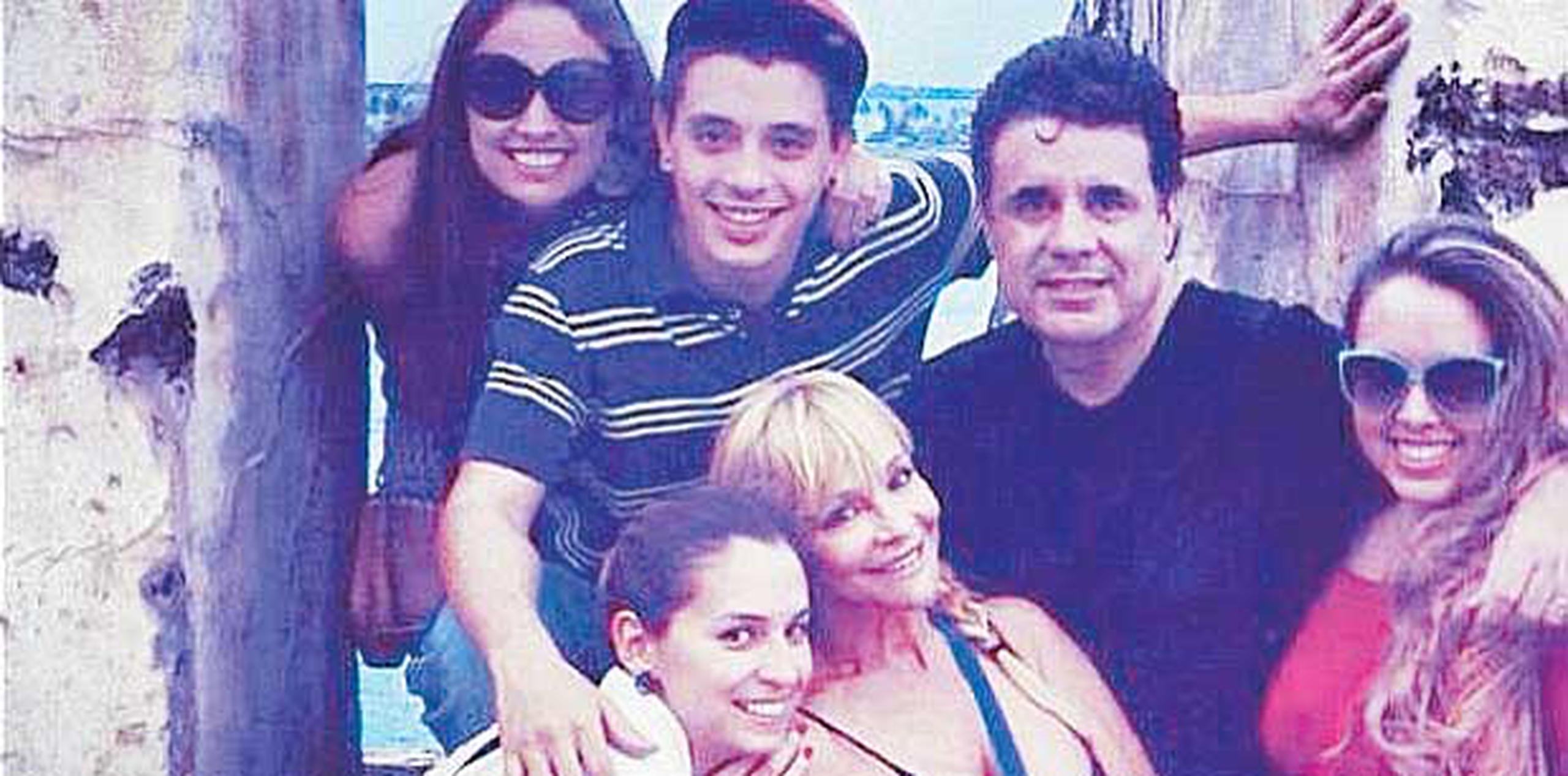 En la foto, la pareja con cuatro de sus hijos; Roxana (a la izquierda), Imanol (al centro), Tania (en la extrema derecha) y Paola (junto a Yolandita). (Archivo)
