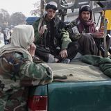 Talibanes prohíben a las mujeres viajar solas y sin velo en taxi en Kabul 