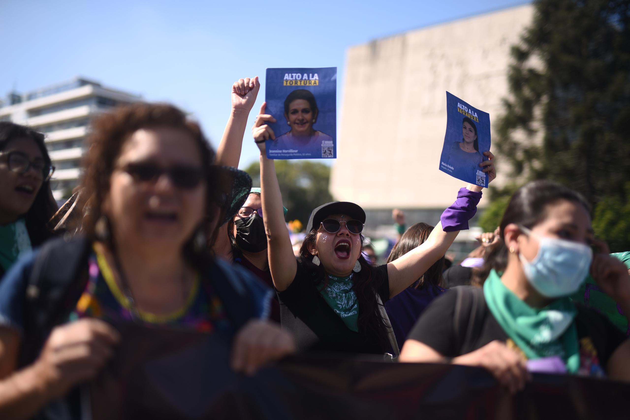 Organizaciones de mujeres indígenas y mujeres trans se manifestaron en conmemoración al Día Internacional de la Eliminación de la Violencia contra la Mujer, "25N", durante una marcha que inició en la Plaza de los Derechos Humanos y culminó en la Plaza Central, hoy en Ciudad de Guatemala (EFE/Edwin Bercián)